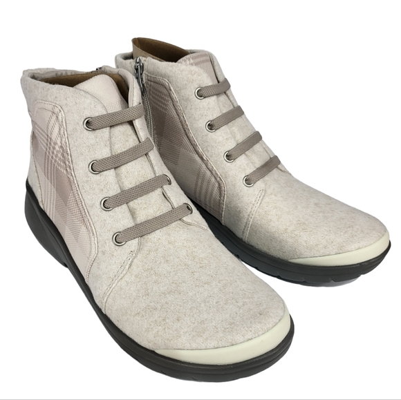 Bzees Kick Back Lace up Boot Taupe Plaid 10 - Picture 5 of 7